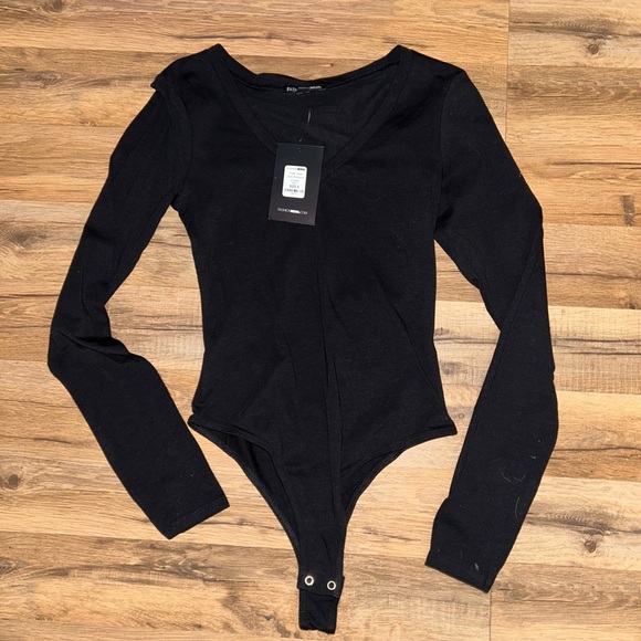 Fashion Nova Tops - Black v neck bodysuit S